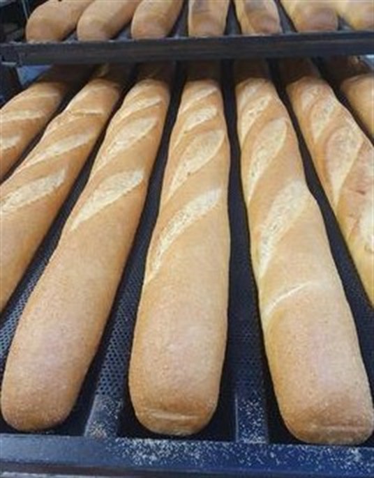 Vers gebakken stokbroden bij Boulangerie Paris