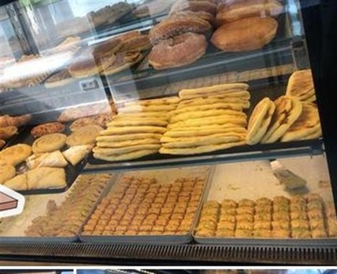 De verse vitrine van Boulangerie Paris met Marokkaans gebak